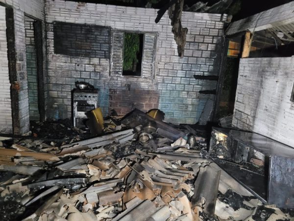 Incêndio consome residência em Cruzeiro do Sul