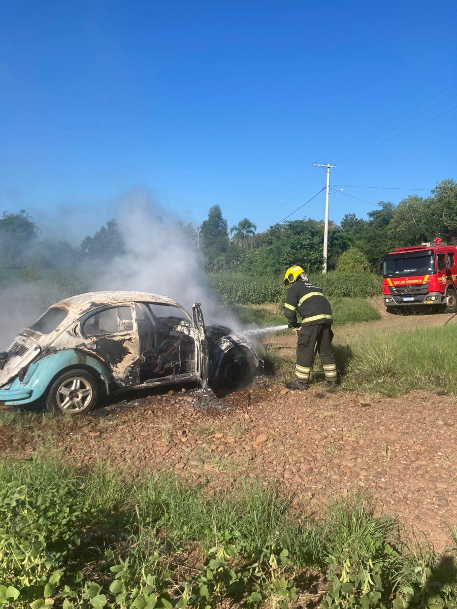 Incêndio destrói veículo na ERS-130 em Cruzeiro do Sul