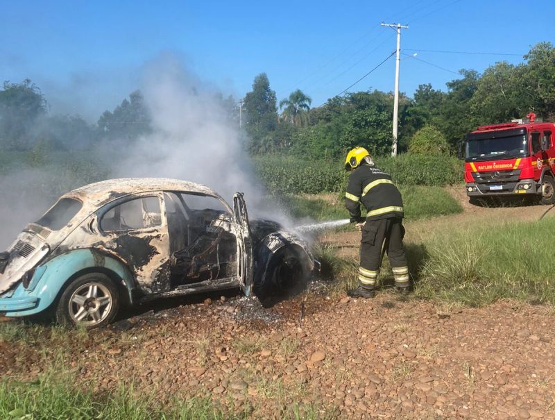 Incêndio destrói veículo na ERS-130 em Cruzeiro do Sul