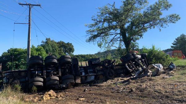 Acidente com carreta deixa um morto em Westfália