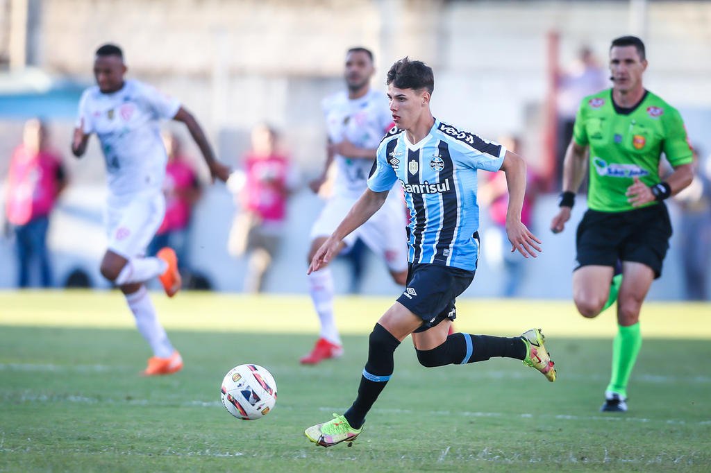 Zinho passa a integrar elenco profissional do Grêmio