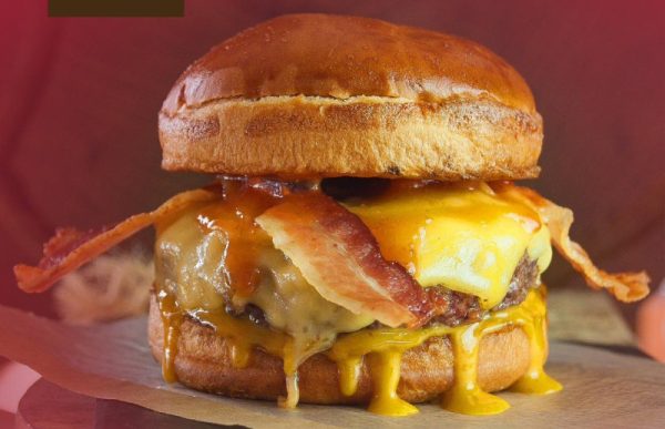 Dália promove montagem de hambúrguer no supermercado de Encantado