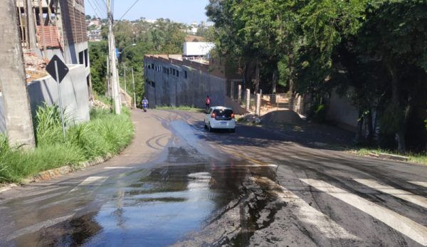 Caminhão derrama óleo, causa acidentes e bloqueia via em Lajeado