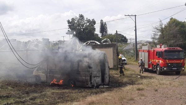 Incêndio consome veículos em Arroio do Meio