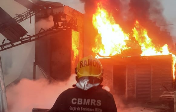Incêndio atinge empresa em Cruzeiro do Sul