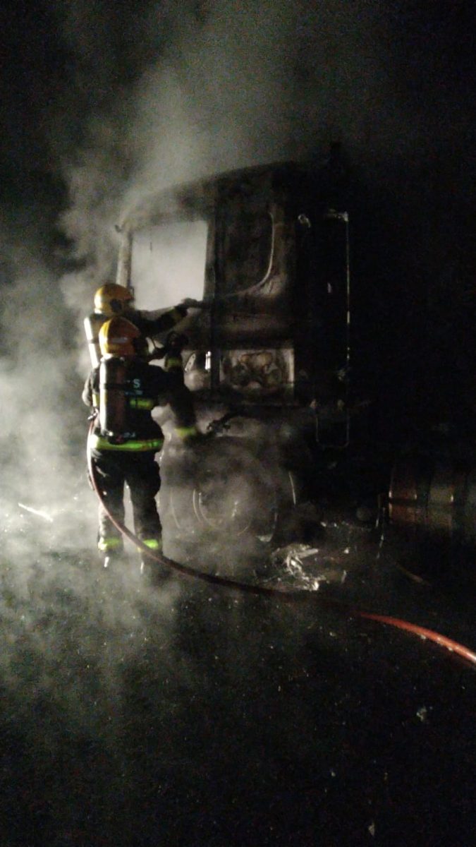 Cavalo mecânico de carreta é atingido por incêndio em Venâncio Aires