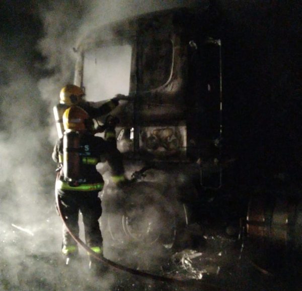 Cavalo mecânico de carreta é atingido por incêndio em Venâncio Aires