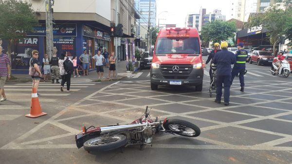 Colisão entre motocicleta e bicicleta deixa dois feridos no Centro de Lajeado