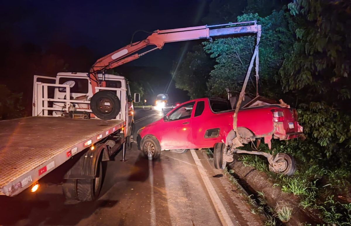 Veículo atinge pedra e sai da pista em Westfália