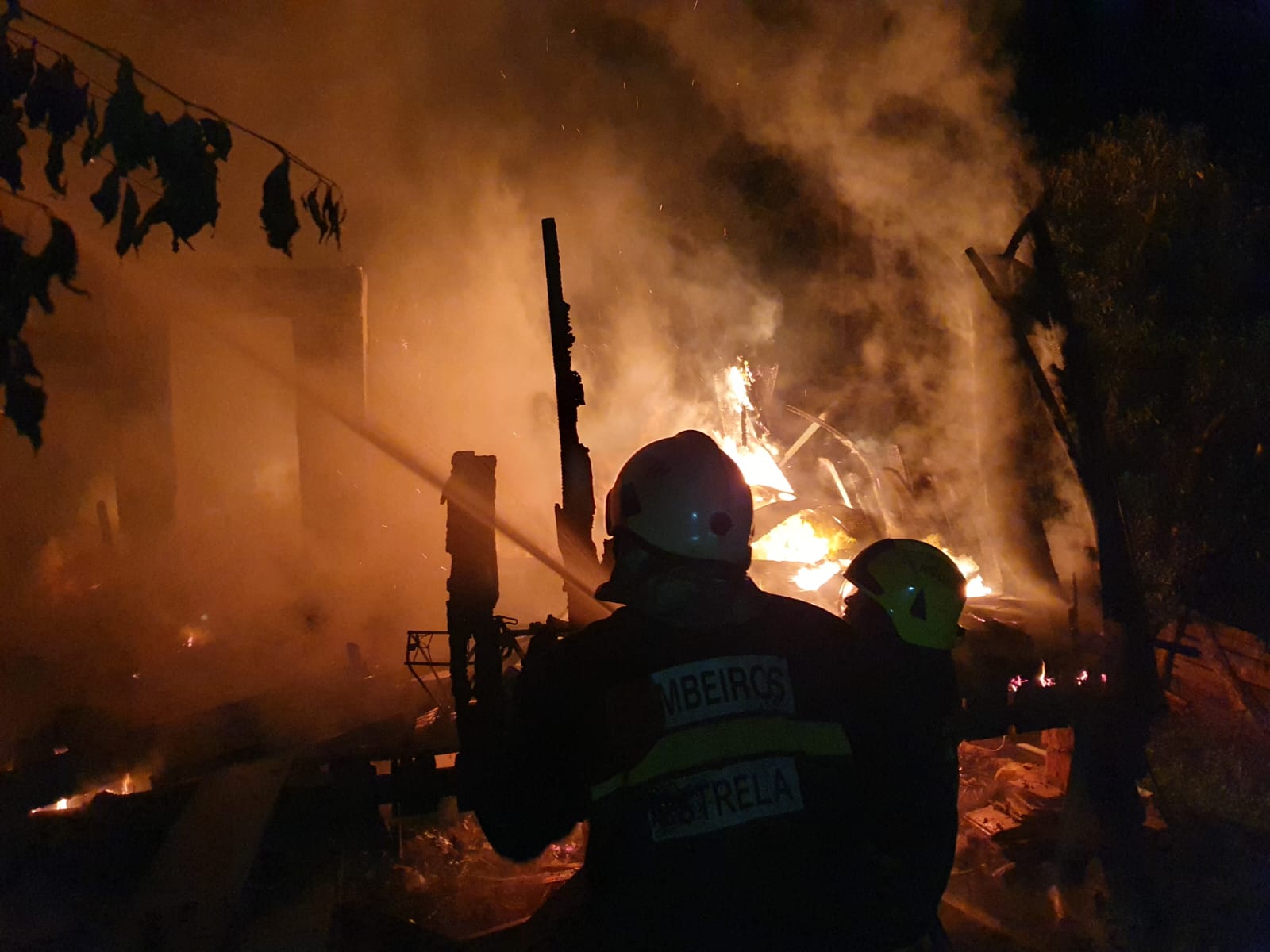 Incêndio destrói casa em Fazenda Vilanova