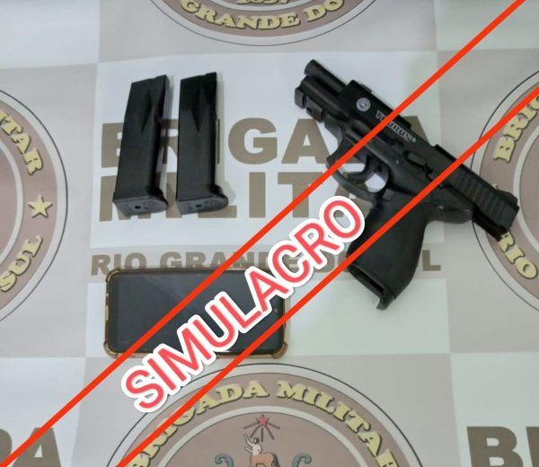 Homem é preso com simulacro de arma de fogo