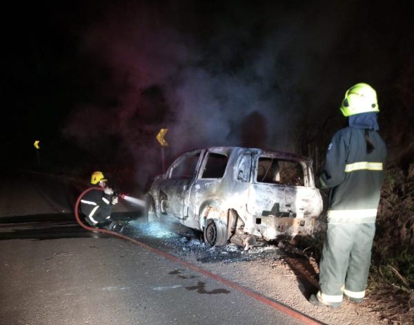Incêndio consome veículo em Sério