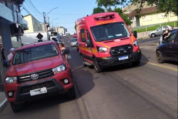 Ciclista sofre ferimentos ao colidir em automóvel estacionado