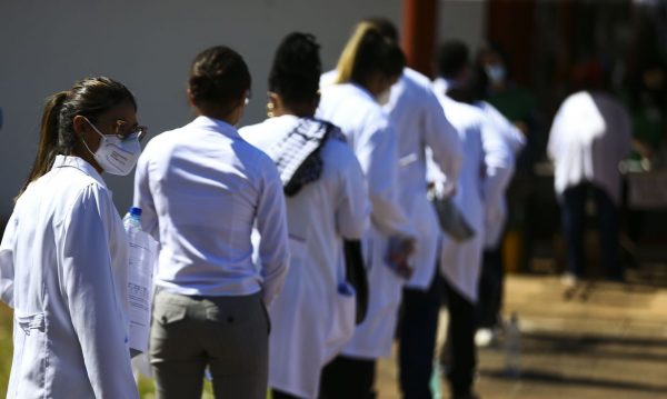 Com prioridade aos brasileiros, Governo relança Mais Médicos