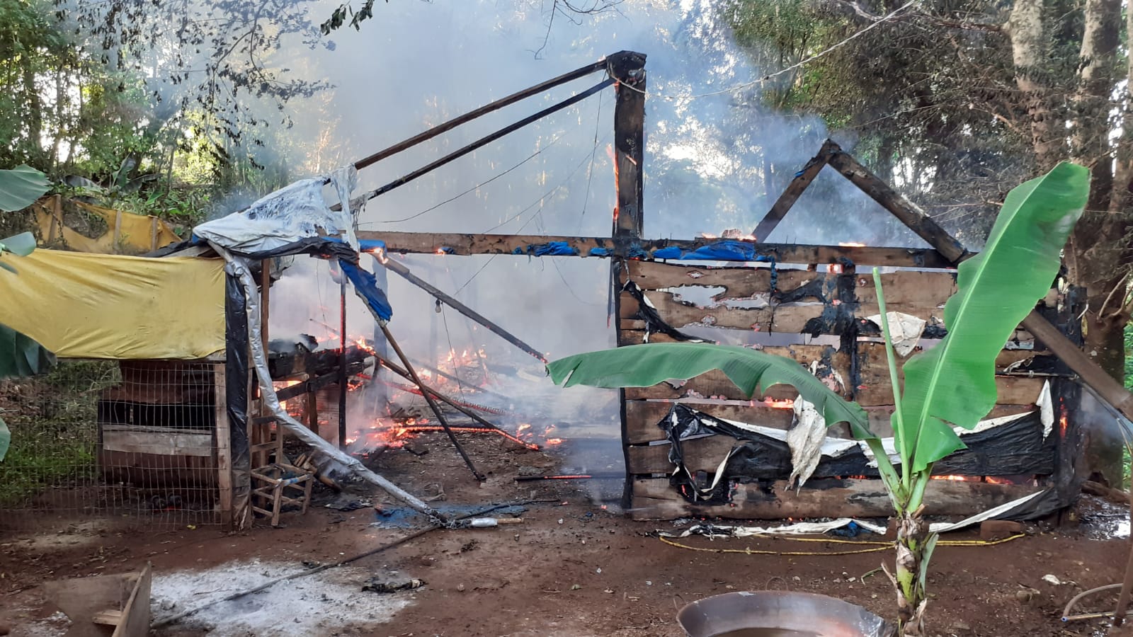 Incêndio consome galpão de madeira em Marques de Souza