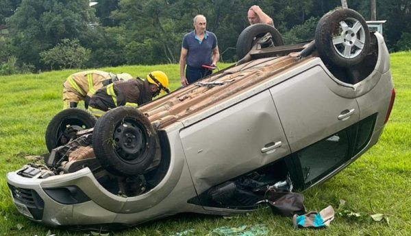 Carro sai de pista e capota na ERS-129, em Estrela