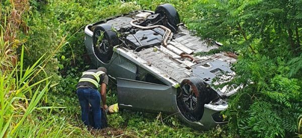 Carro aquaplana e capota ao lado da BR-386, em Estrela