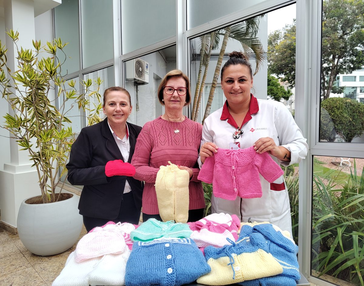 Aposentada confecciona roupinhas de tricô para bebês e doa ao hospital de Encantado