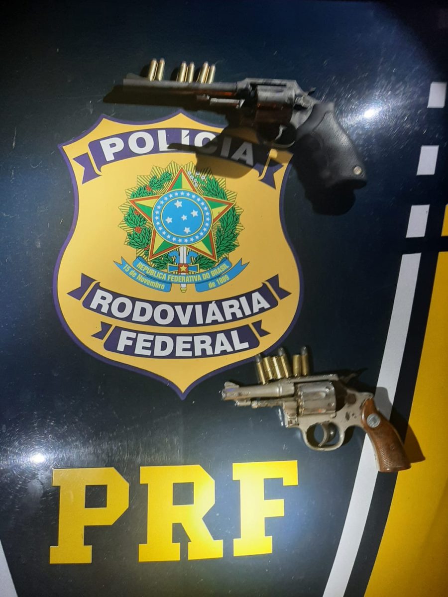 PRF prende dupla com dois revólveres em Soledade