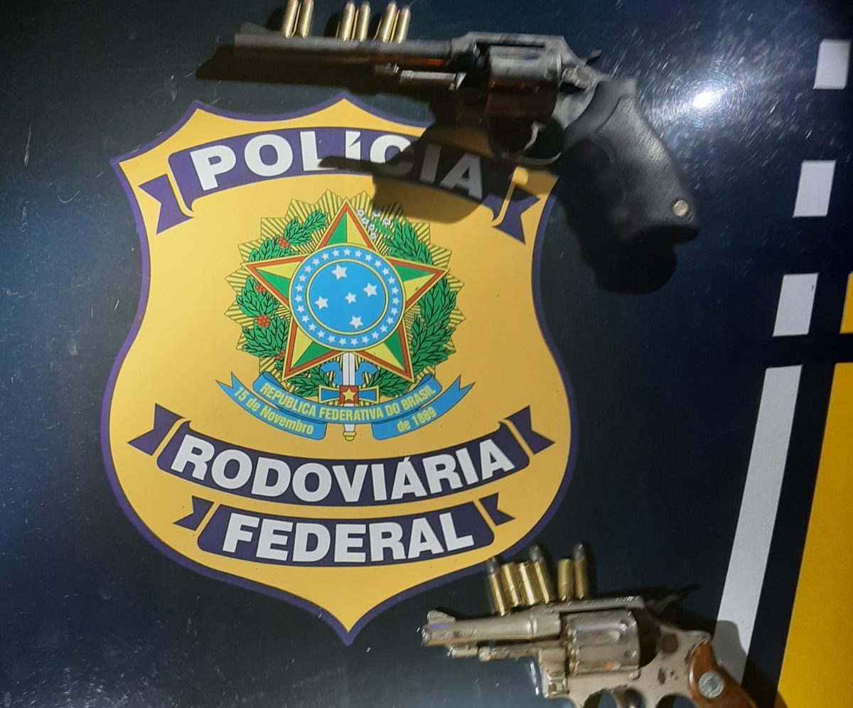 PRF prende dupla com dois revólveres em Soledade