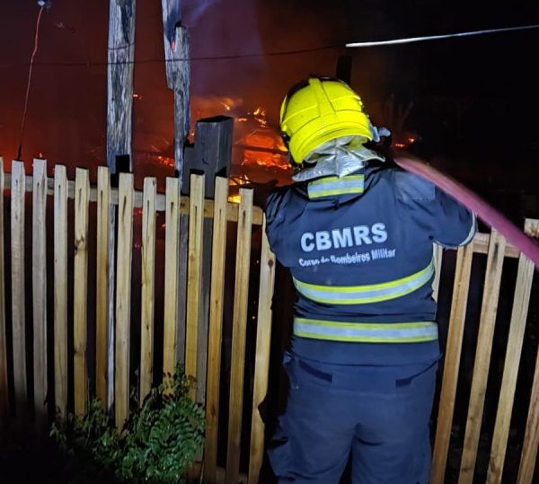 Casebre incendeia no bairro Santo Antônio