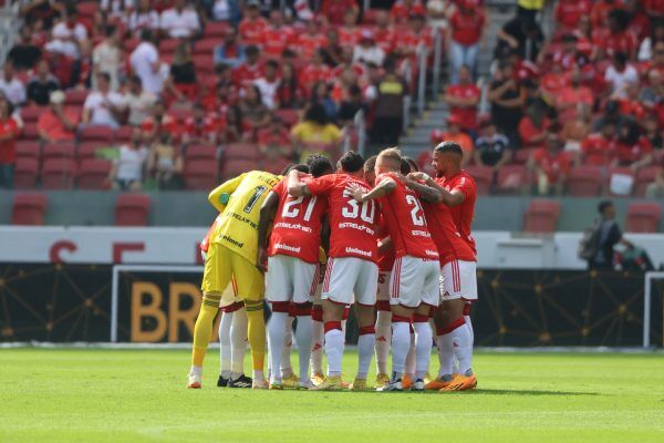 Maurício brilha e Inter vira sobre o Flamengo no Beira Rio