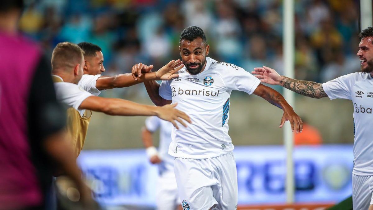 Galdino sai do banco, marca de novo e o Grêmio vence o Cuiabá