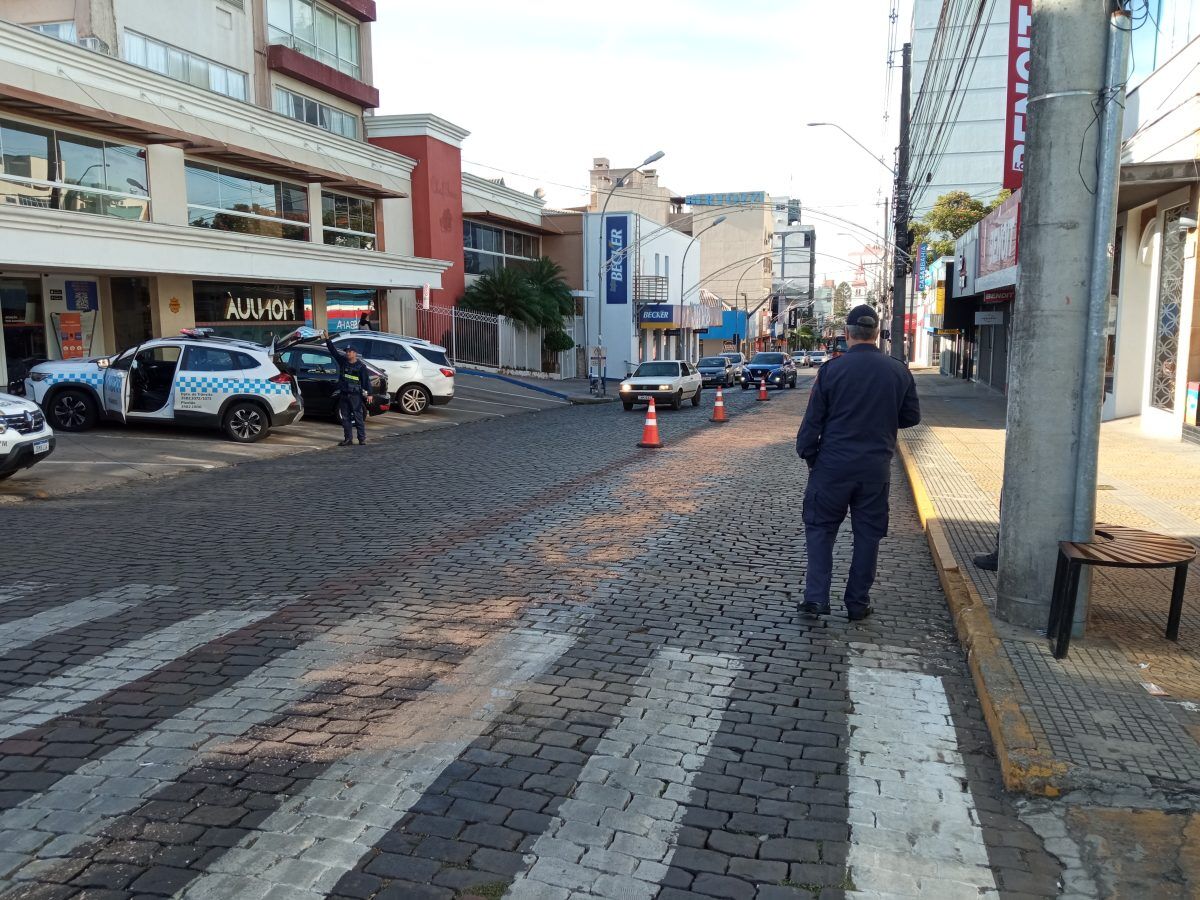 Derramamento de óleo deixa trânsito em meia pista na Júlio de Castilhos