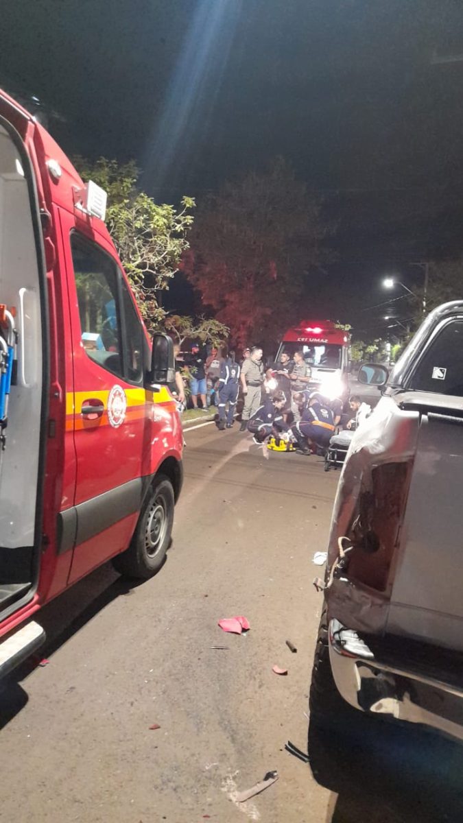 Moto colide com carro estacionado na Av. Sete de Setembro