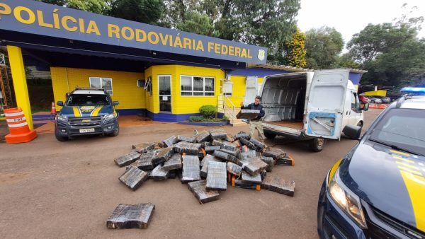 PRF prende dupla com quase uma tonelada e meia de maconha em veículo clonado