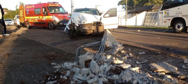 Carro colide em poste de energia em Teutônia 