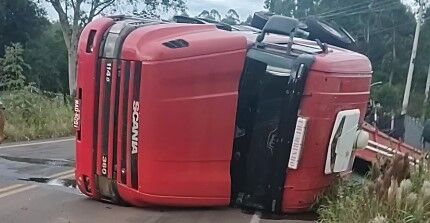 Carreta tomba em Taquari