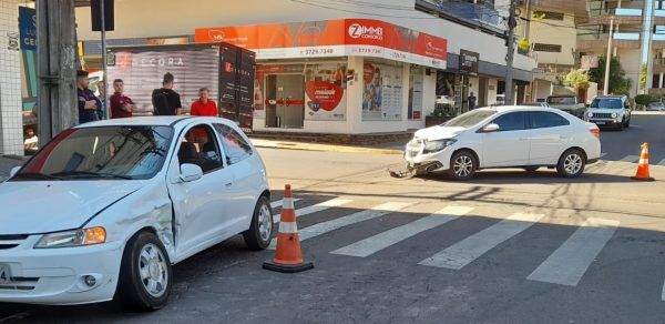 Carros colidem no Centro de Lajeado 