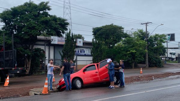 Carro sai de pista na BR-386, em Lajeado 