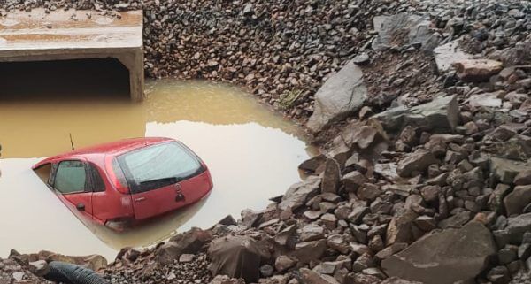 Carro cai em buraco de obra na BR-386, em Lajeado