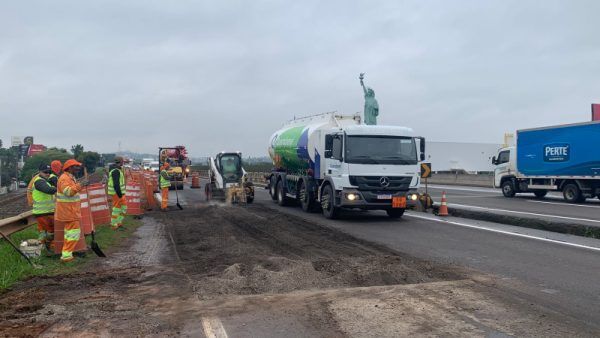 Obras deixam fluxo em meia pista na BR-386, em Lajeado