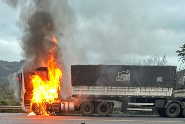 Carreta incendeia na BR-386, em Pouso Novo