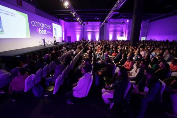 Telas interativas presentes em escolas do Vale ganham o Brasil