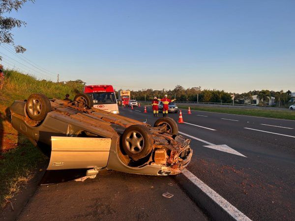 Carro capota na BR-386, em Estrela