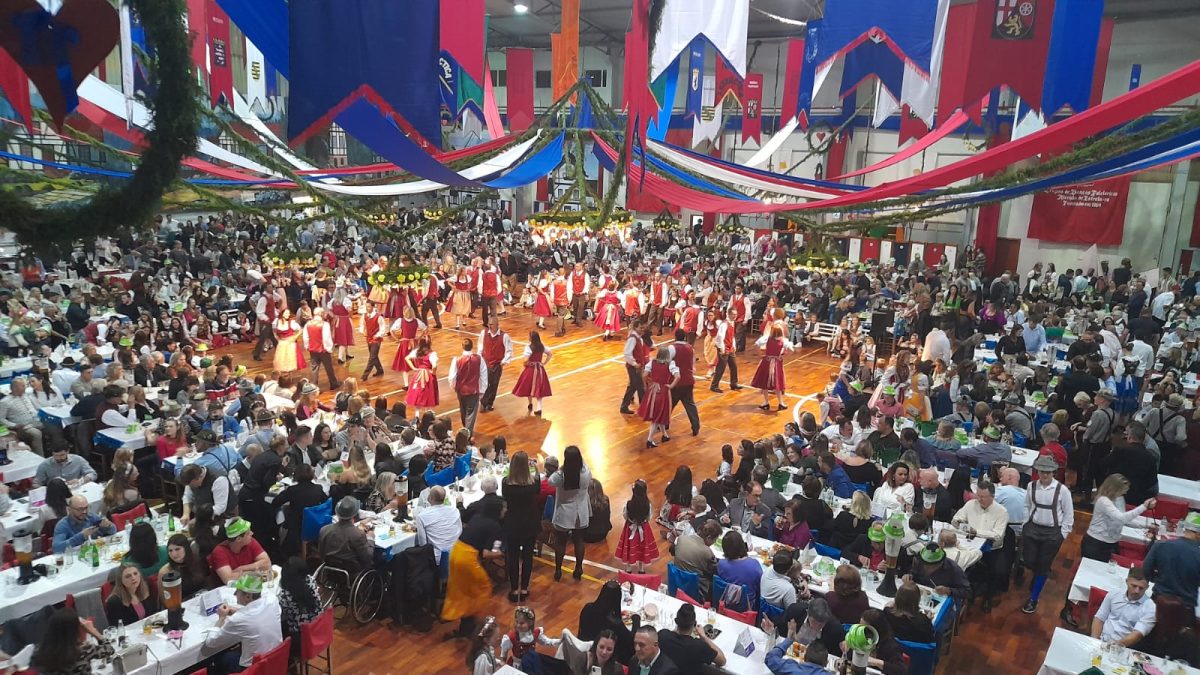 1º Baile do Chucrute reúne mais de 2 mil pessoas neste sábado