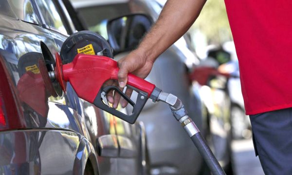 Postos elevam litro da gasolina em R$ 0,11 a mais que diferencial de ICMS