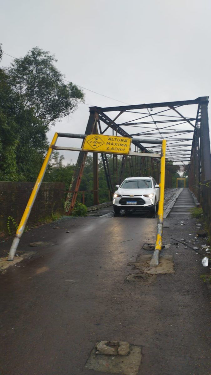 Limitador de dimensões da Ponte de Ferro é danificado