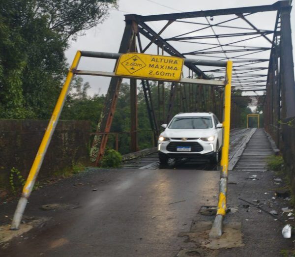 Limitador de dimensões da Ponte de Ferro é danificado