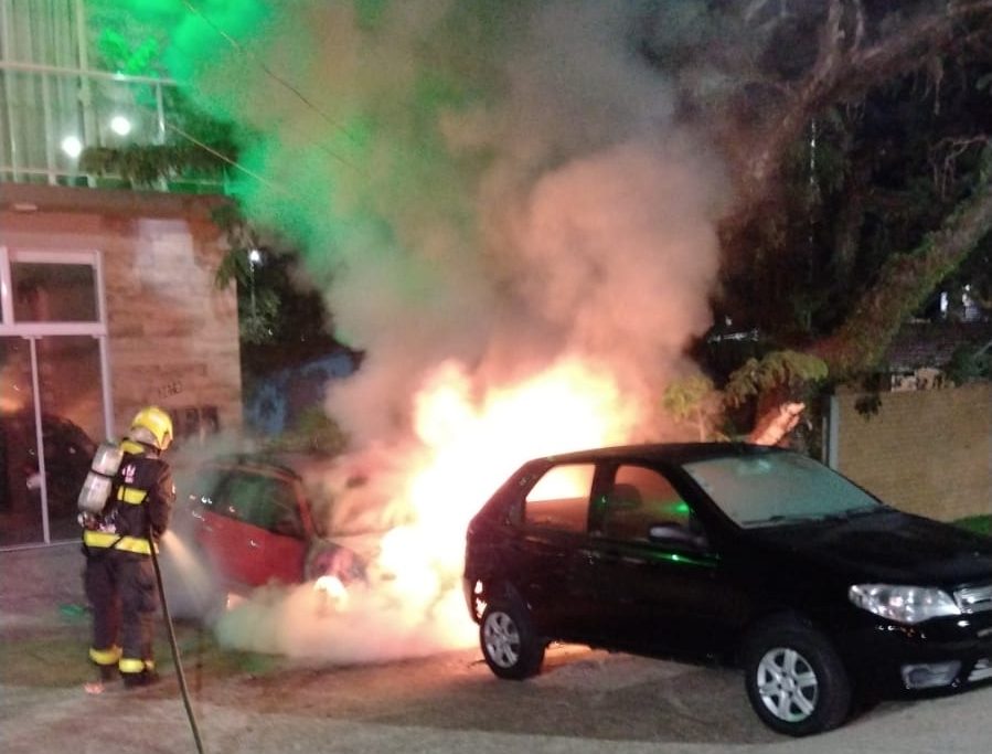 Incêndio atinge dois veículos em Venâncio Aires