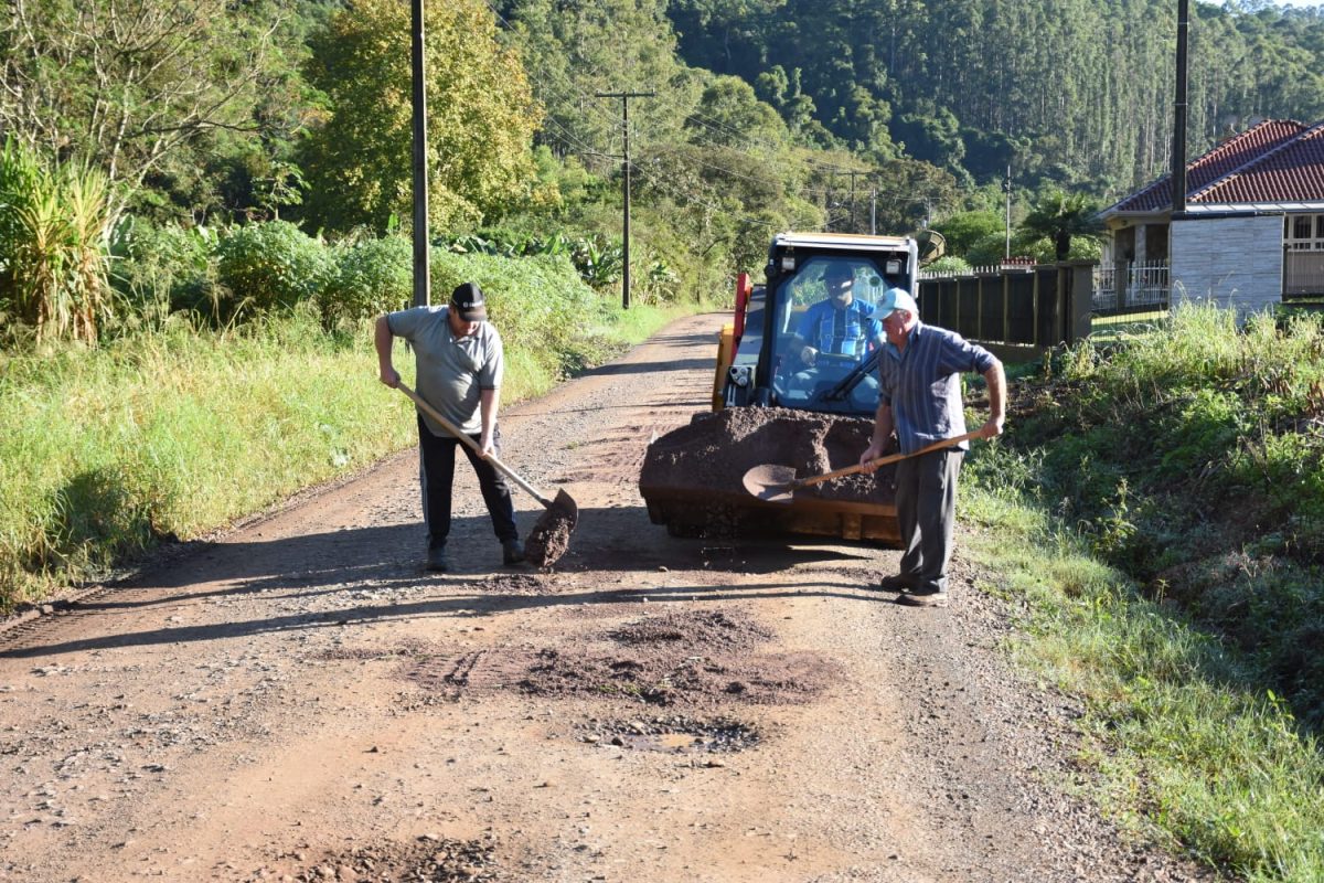 Equipes iniciam a recuperação de estradas em Travesseiro