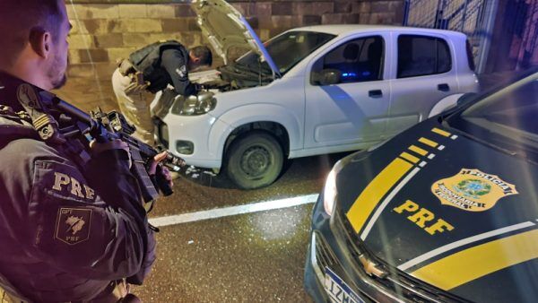 PRF recupera carro furtado em Estrela