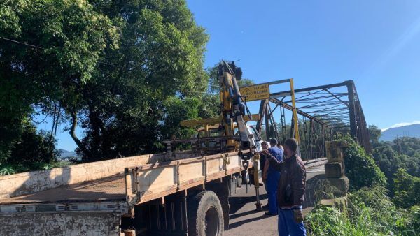 Limitadores são instalados na Ponte de Ferro