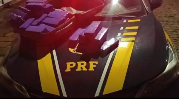 Casal é preso em ônibus com 25kg de maconha em Soledade