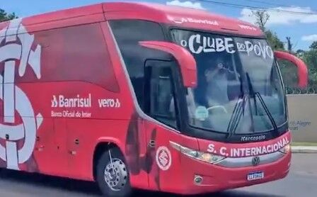 Torcedores atiram pedras em ônibus do Inter e ferem jogador e preparador