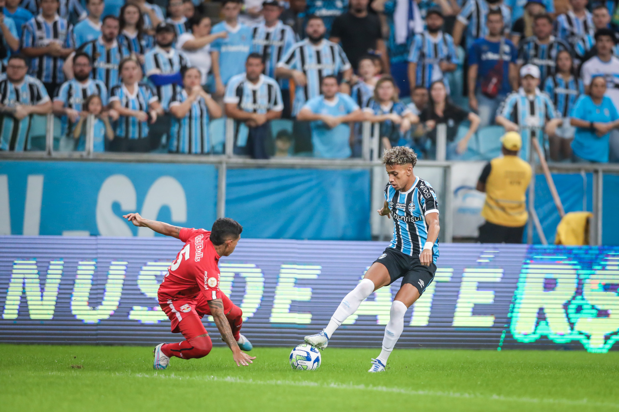 Grêmio vira, mas cede empate no fim para o Bragantino
